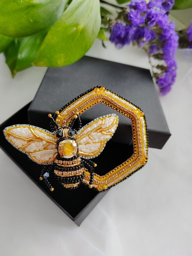 Honeycomb bee beaded brooch, hand embroidery, insect pins,jewelry for women - 胸针 - 其他材质 金色