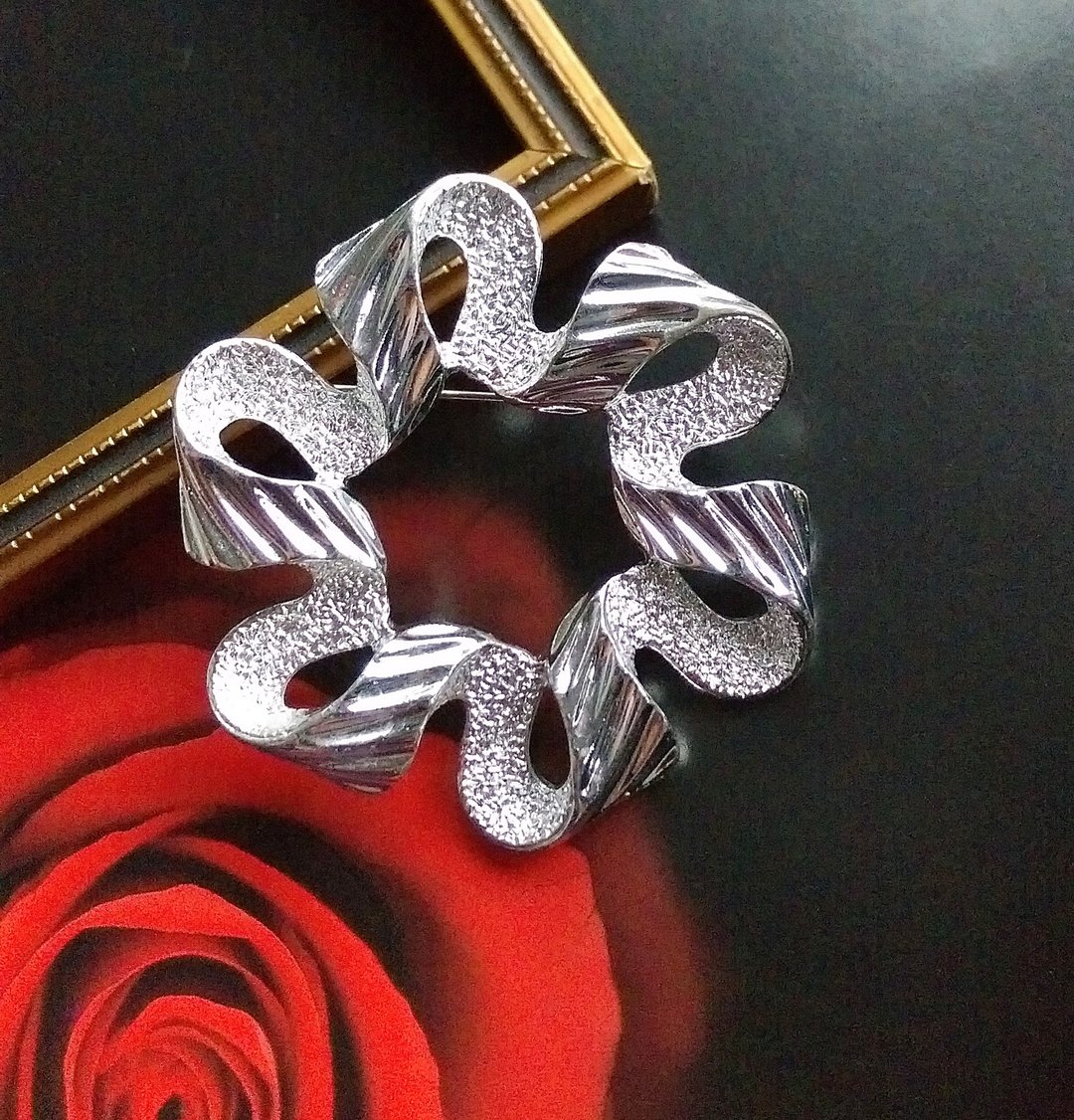 Vintage Jewelry  SARAH COV 银色调  扭动环圈  别针  胸针 - 徽章/别针 - 其他材质 金色