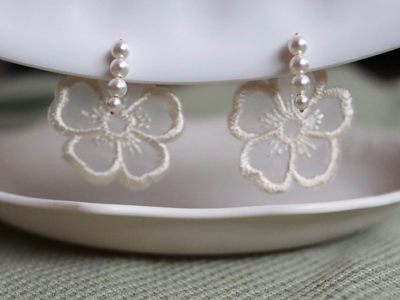 无痛耳环/水晶珍珠花朵耳环、刺绣、婚礼、派对 - 耳环/耳夹 - 绣线 白色