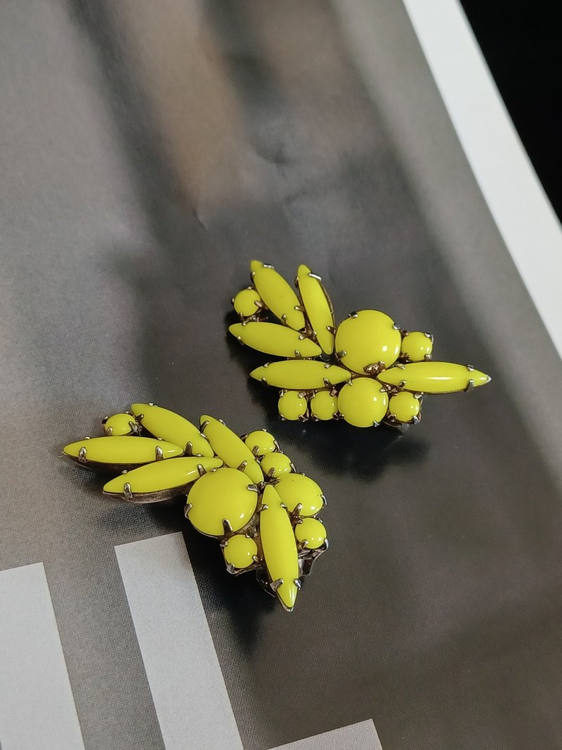 vintage jewelry 典雅嫩黄赛珞珞繁花 夹式耳环 - 耳环/耳夹 - 其他金属 