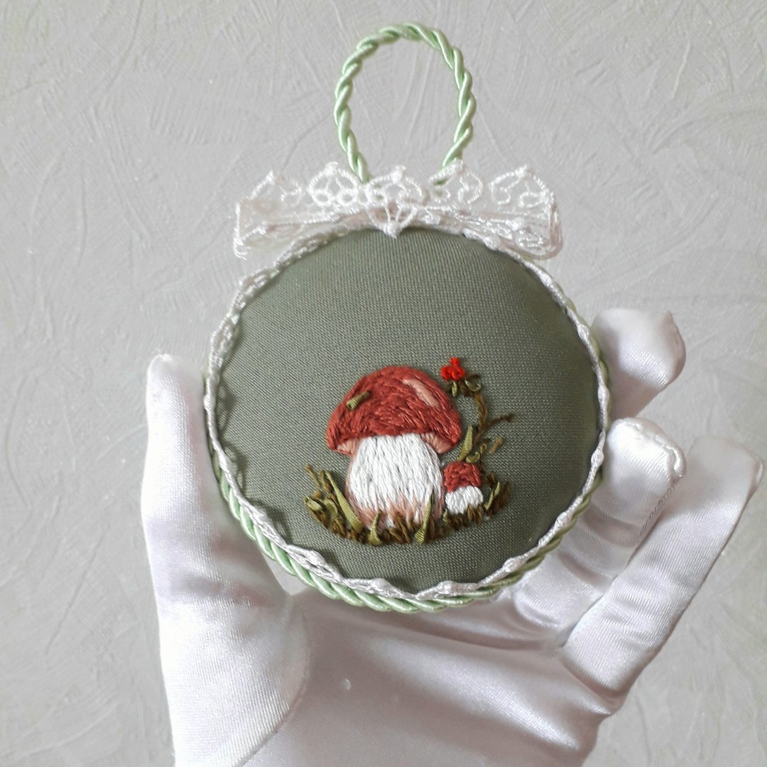 針墊 Green pincushion with embroidered mushroom - 编织/刺绣/羊毛毡/裁缝 - 绣线 绿色