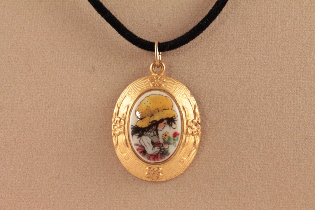 Porcelain Cameo Necklace Gold Brass Vintage Retro Girl Pendant Necklace Jewelry - 项链 - 瓷 黄色