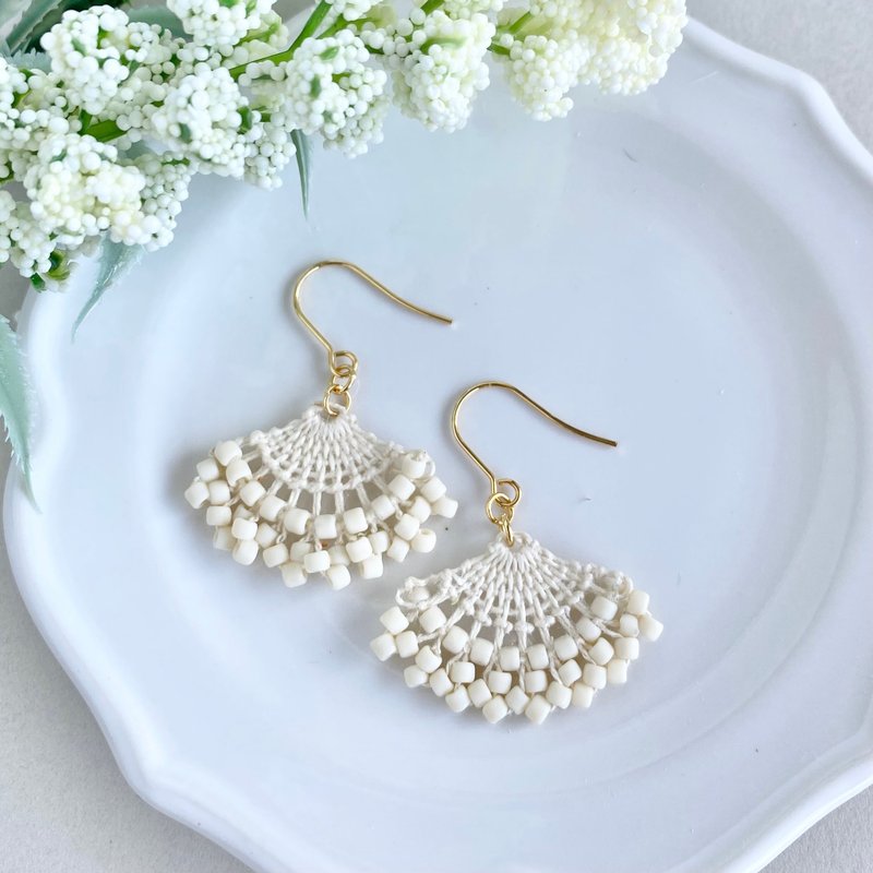 线材与珠饰的颗粒感耳饰 米白色 (生成色 Ñandutí 刺绣 - 耳环/耳夹 - 绣线 白色