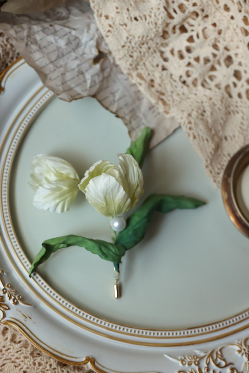 古典郁金香 手染烫花 新郎胸针 居家摆饰 胸花 - 胸针 - 丝．绢 白色