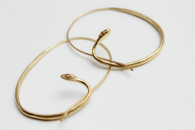 snake hoop earrings - 耳环/耳夹 - 铜/黄铜 黄色