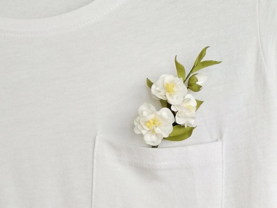 Brooche with white sakura Scarf pin Wedding boutonniere Mother's Day gift - 胸针 - 其他材质 白色