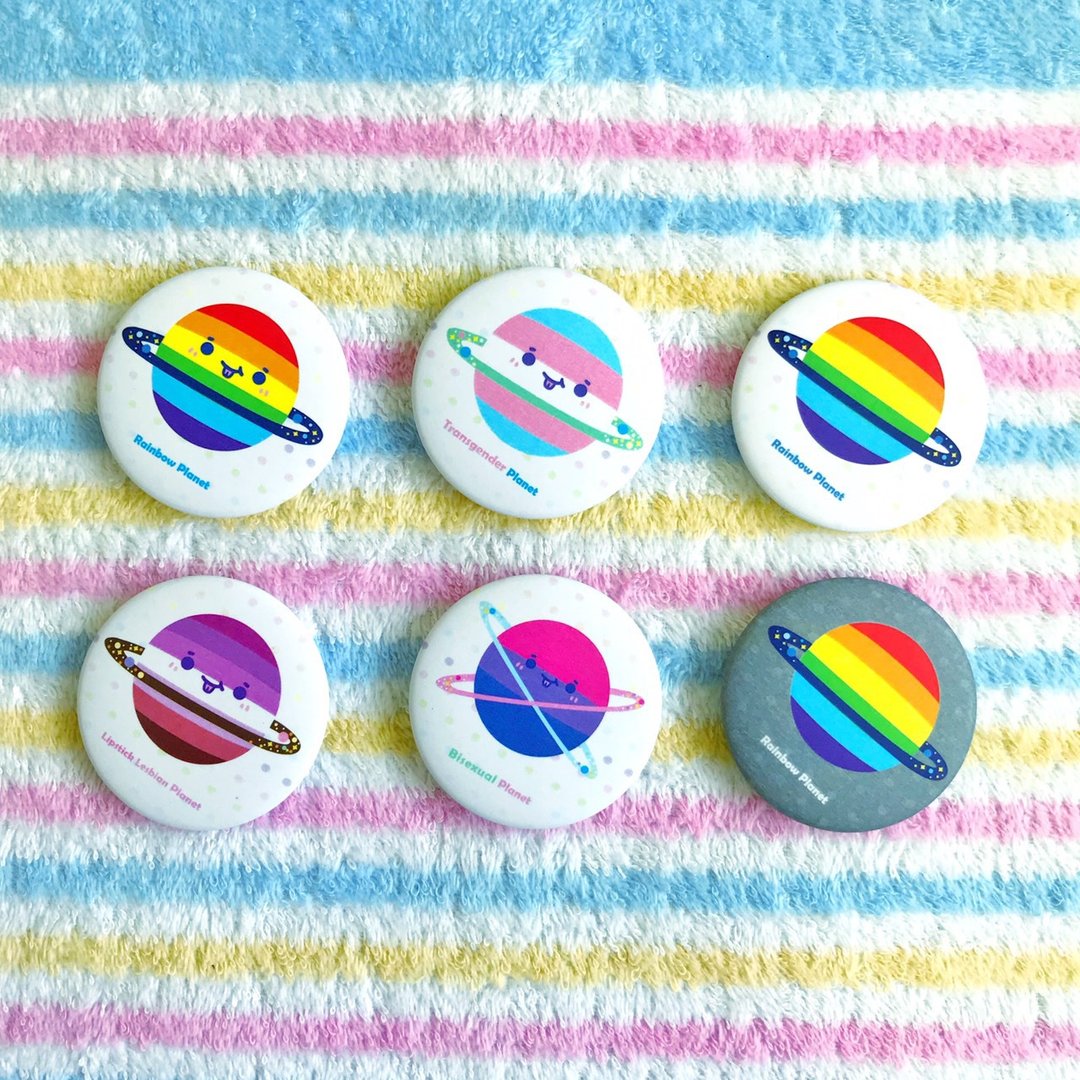 彩虹胸针/钥匙圈 -彩虹系列 -LGBTQ骄傲星球 - 徽章/别针 - 塑料 多色