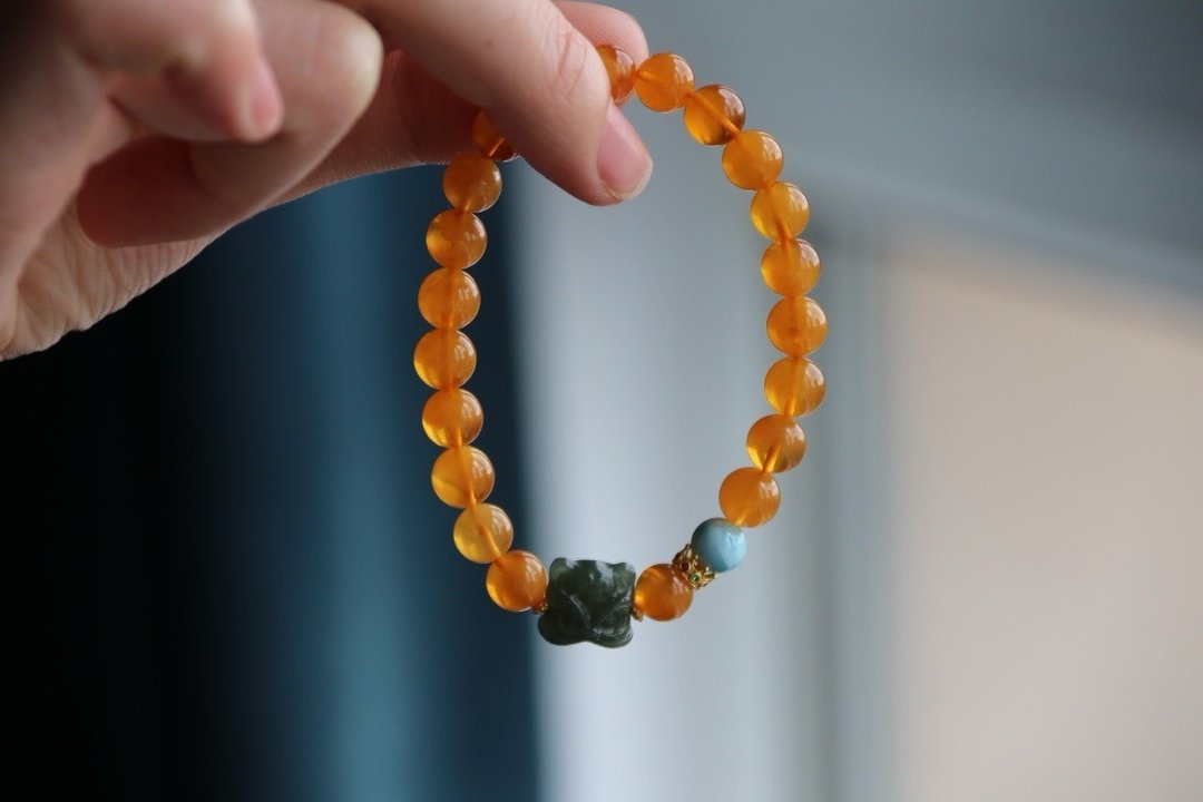 7mm天然蜜蜡 和田玉湖水绿醒狮设计单圈手串手持s - 手链/手环 - 半宝石 黄色