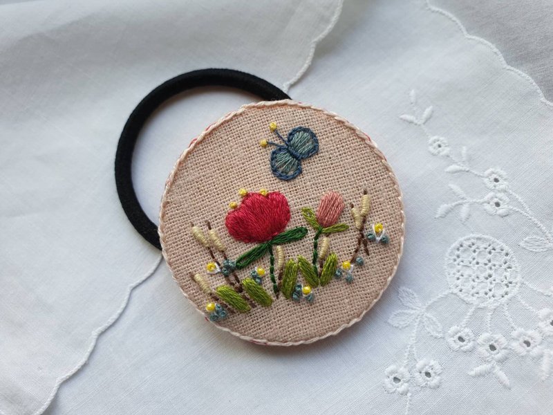 手工刺绣花发圈、别针/甜蜜花园/毕业礼物/生日礼物 - 胸针 - 木头 