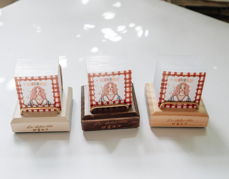 2026小日历+不认真生活木制立架 三种颜色 甜蜜生活 - 笔记本/手帐 - 纸 多色