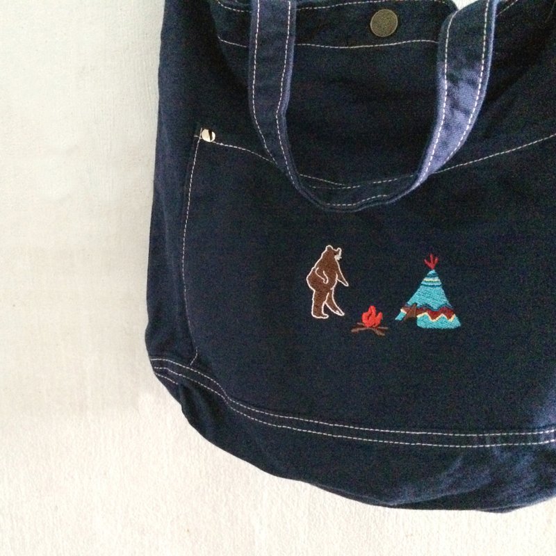 Camping with a Bear Embroidery - Canvas Crossbody Bag : Dark Blue - 手提包/手提袋 - 棉．麻 蓝色