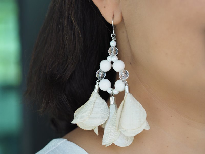 White Thai silk rose earrings with bead for wedding - 耳环/耳夹 - 丝．绢 白色