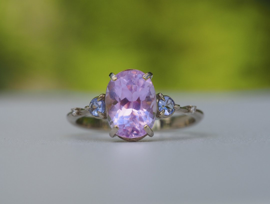 14kt  gold ring with kunzite, side tanzanites and diamonds. - 戒指 - 贵金属 金色