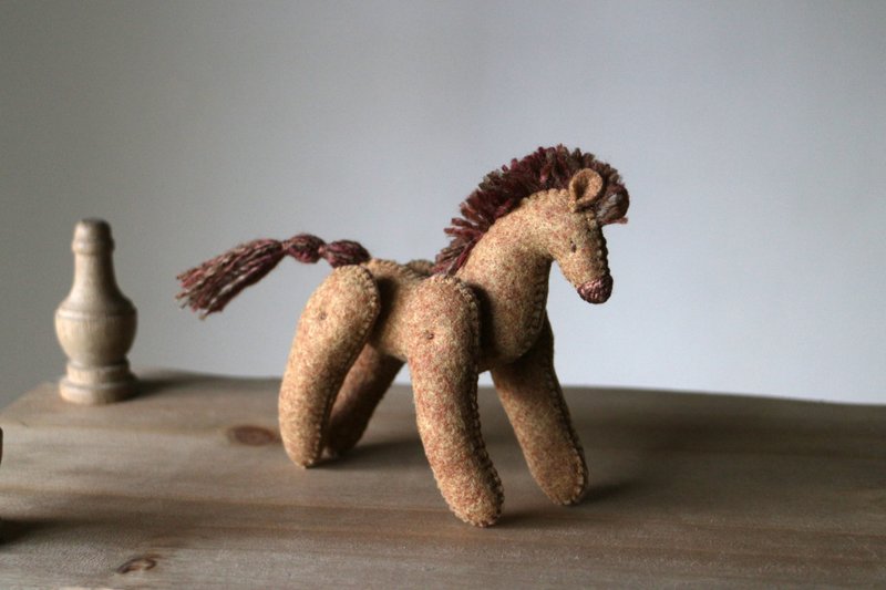 立体手缝偶摆饰 / 秋天大马 #65 - 徽章/别针 - 绣线 咖啡色