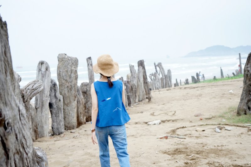 海浪山线 / 一座山棱 / 烟圈云朵 蓝色皱皱手工印花背心 - 女装背心 - 棉．麻 蓝色