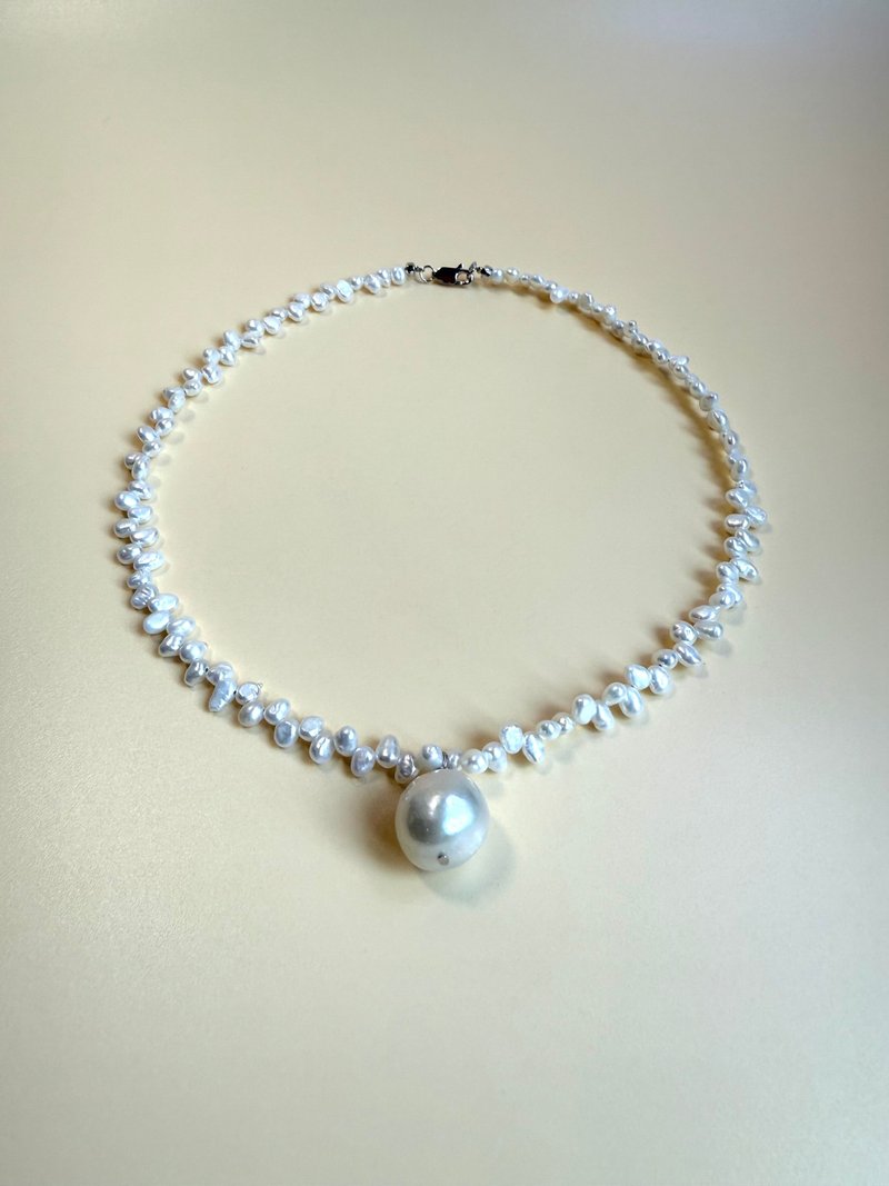 格蕾丝花瓣 巴洛克珍珠项圈 - 颈链 - 珍珠 白色