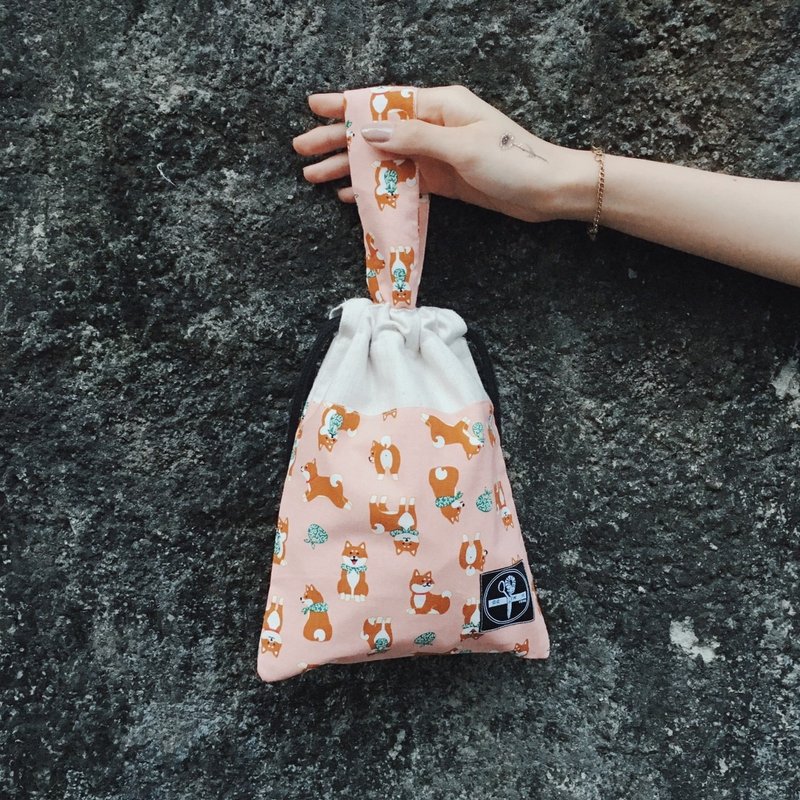 束口手提袋 / 小柴犬淡粉色 - 手提包/手提袋 - 棉．麻 粉红色