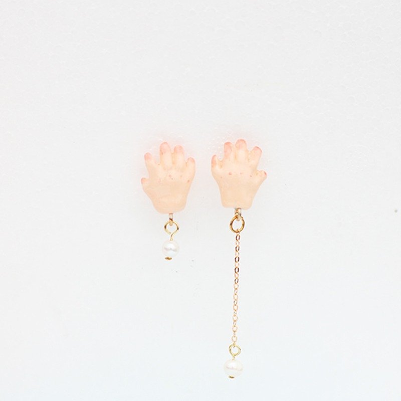 paramecium【莉桃汉德】粘土创意首饰原创设计耳钉小手可爱珍珠 - 耳环/耳夹 - 粘土 粉红色