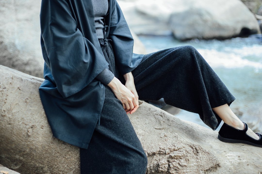 Silk robe with raglan sleeves - 女装休闲/机能外套 - 丝．绢 黑色