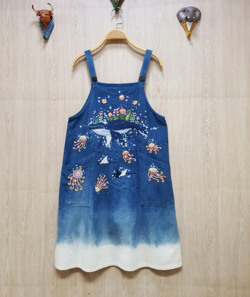 手工刺绣连衣裙、亚麻面料、鲸鱼、海洋、海洋、幻想 - 洋装/连衣裙 - 绣线 蓝色