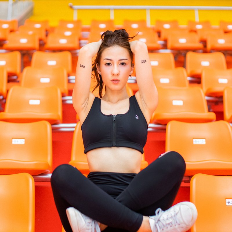 【VIASWEAT】 LEXI 前拉链交叉网纱运动内衣 - 女装运动内衣 - 聚酯纤维 黑色