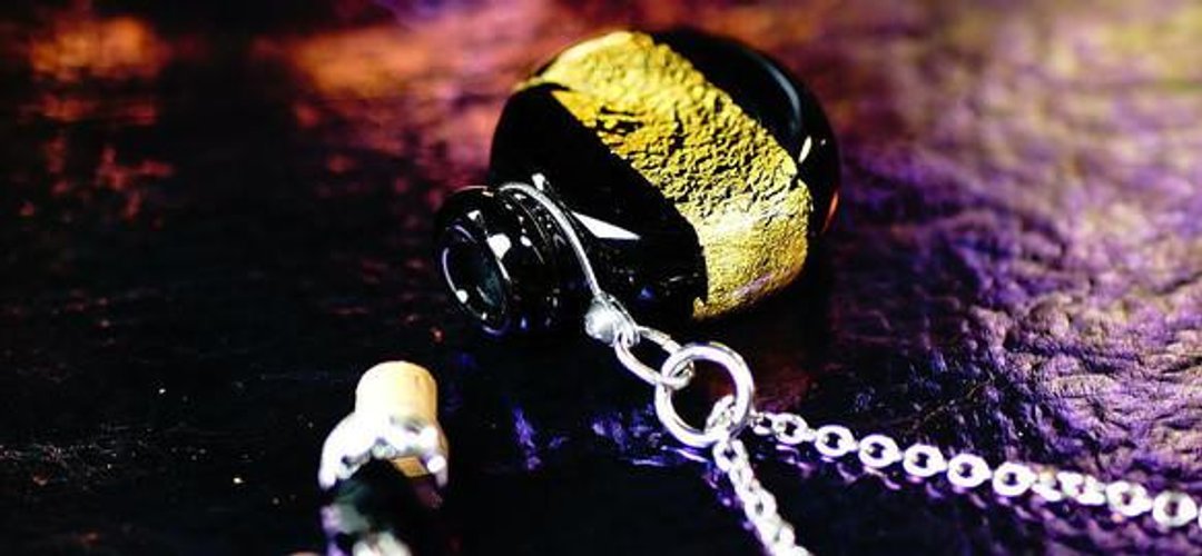Perfume bottle pendant / round black (gold leaf) - 项链 - 其他金属 