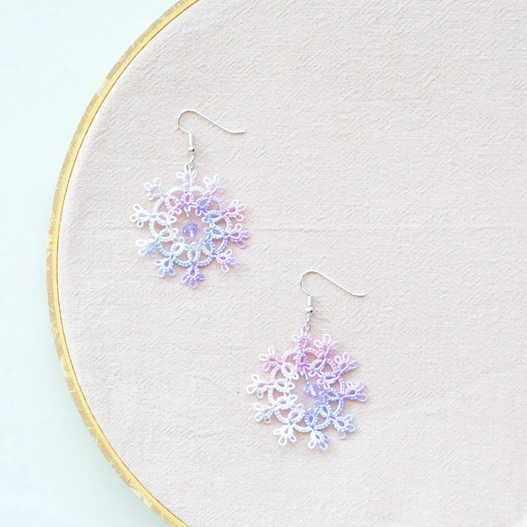 【订制】手编雪花 耳环 幻彩紫 Tatting Snowflake Earrings - 耳环/耳夹 - 绣线 紫色