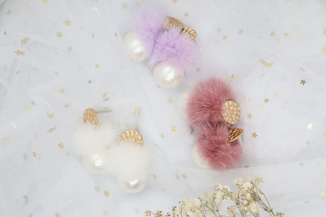 Cute Pom Pom Post Earrings, Cute Dangle Earrings, Handmade  Pom Pom - 耳环/耳夹 - 铜/黄铜 