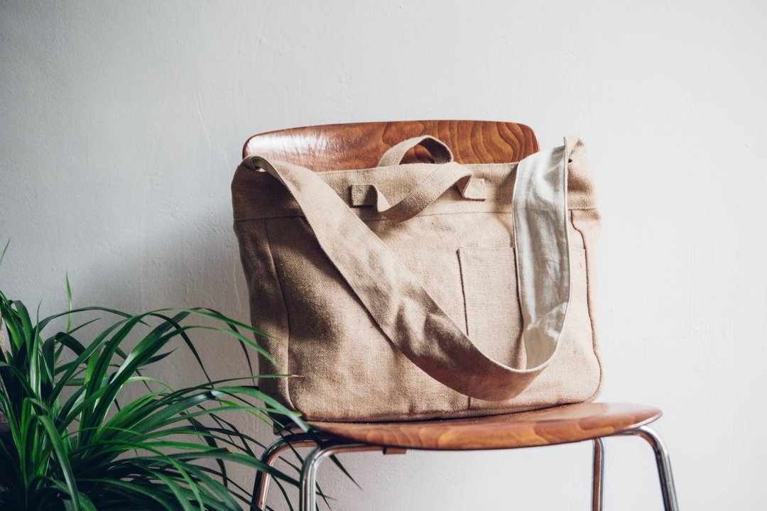 传递爱在潮麻包 Messenger KK Jute Bag - 侧背包/斜挎包 - 其他材质 卡其色