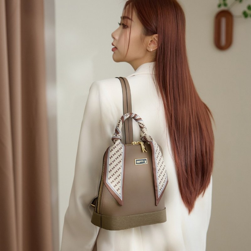 【金安德森】Darlene 造型丝巾牛皮后背包-摩卡 - 后背包/双肩包 - 真皮 咖啡色