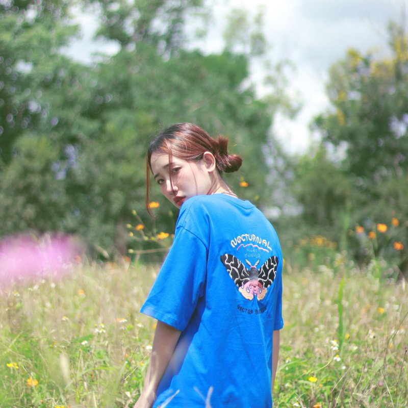 Blue Oversized Cotton T-Shirt Moth Embroidered - 女装 T 恤 - 棉．麻 