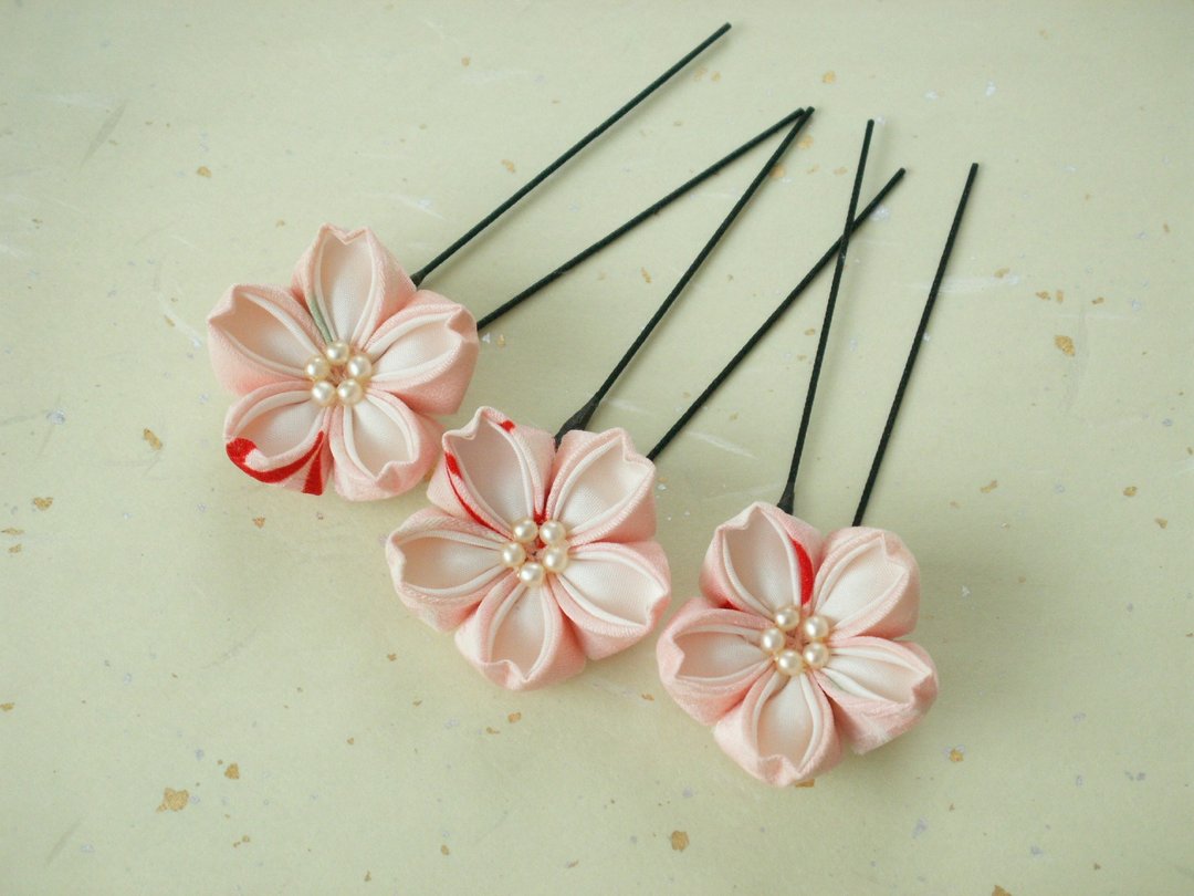 【Re-sale】 Three sets of cherry blossom hair ornaments made with knobwork old cloth <Light peach> Perfect for cherry-blossom viewing ♪ - 发饰 - 丝．绢 粉红色