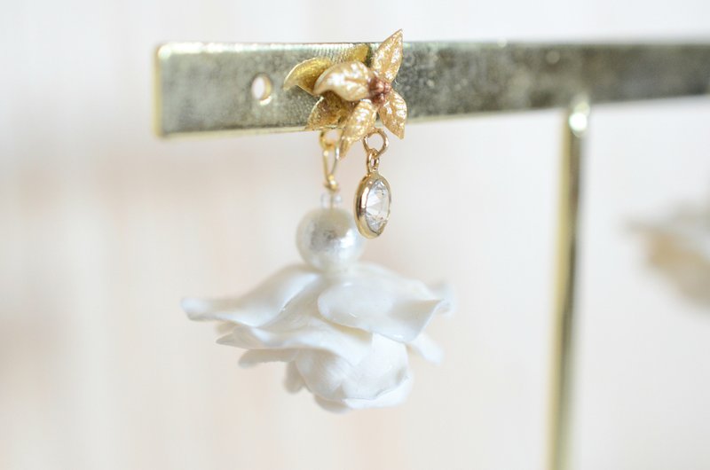 白蔷薇 垂坠式14K包金耳环 - 耳环/耳夹 - 粘土 白色