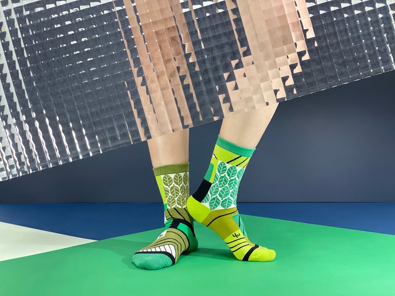 幸运草拼贴 不对称棉质中筒袜 - 袜子 -  苔绿 - 袜子 - 棉．麻 绿色