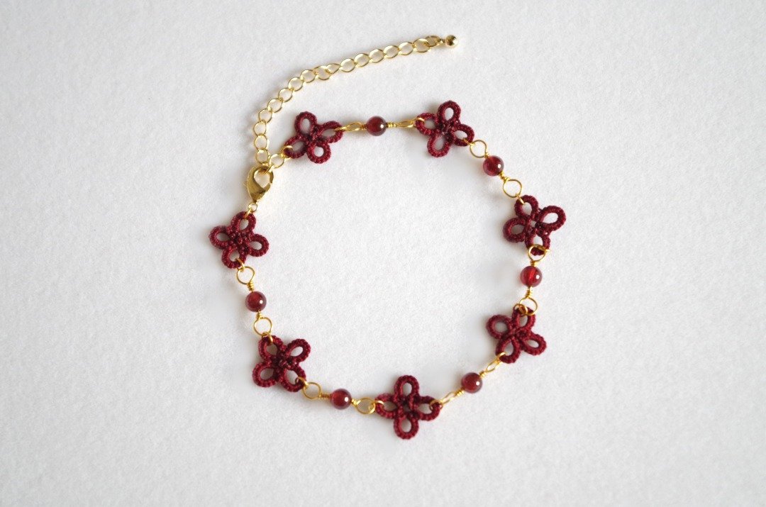 January Birthstone Tatting Lace Floret and Garnet Bracelet - 手链/手环 - 棉 红色