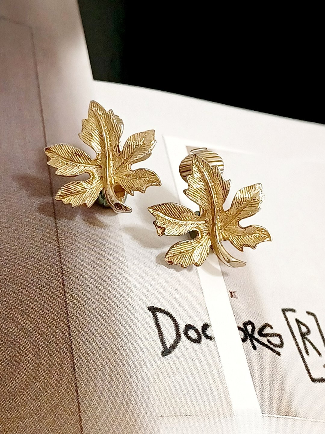 vintage jewelry  典雅金色小枫叶 夹式耳环 - 耳环/耳夹 - 其他金属 