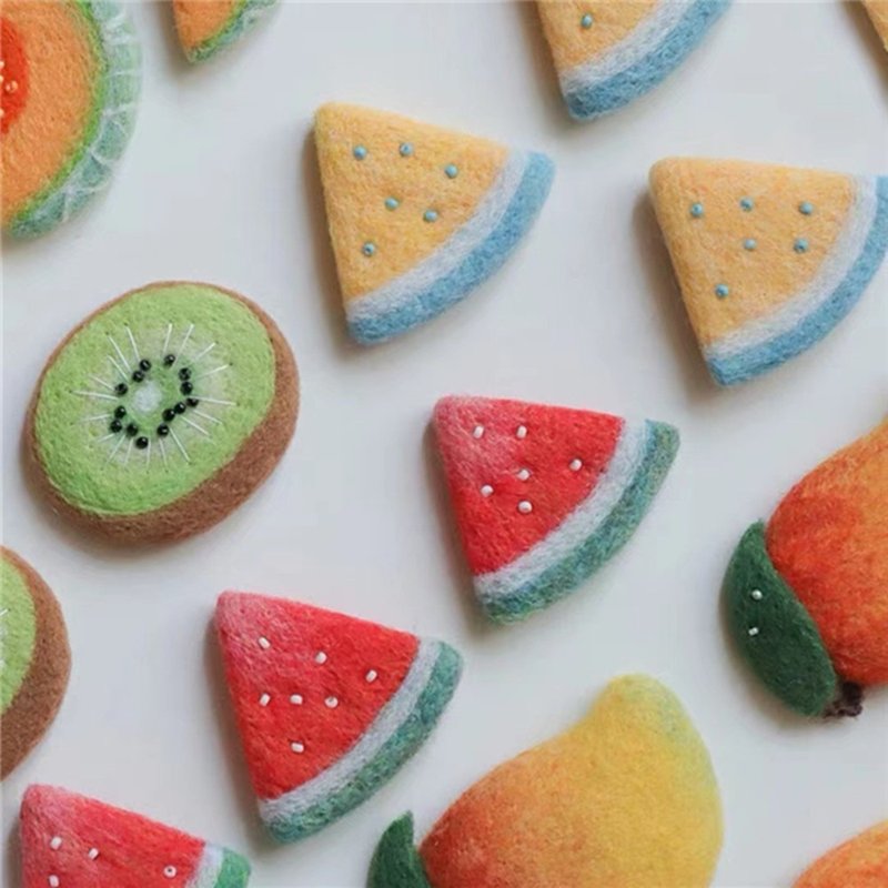 羊毛氈手作 水果系列 紅紅黃黃西瓜片 手工胸針/別針/髮夾/磁鐵 - 胸针 - 羊毛 红色