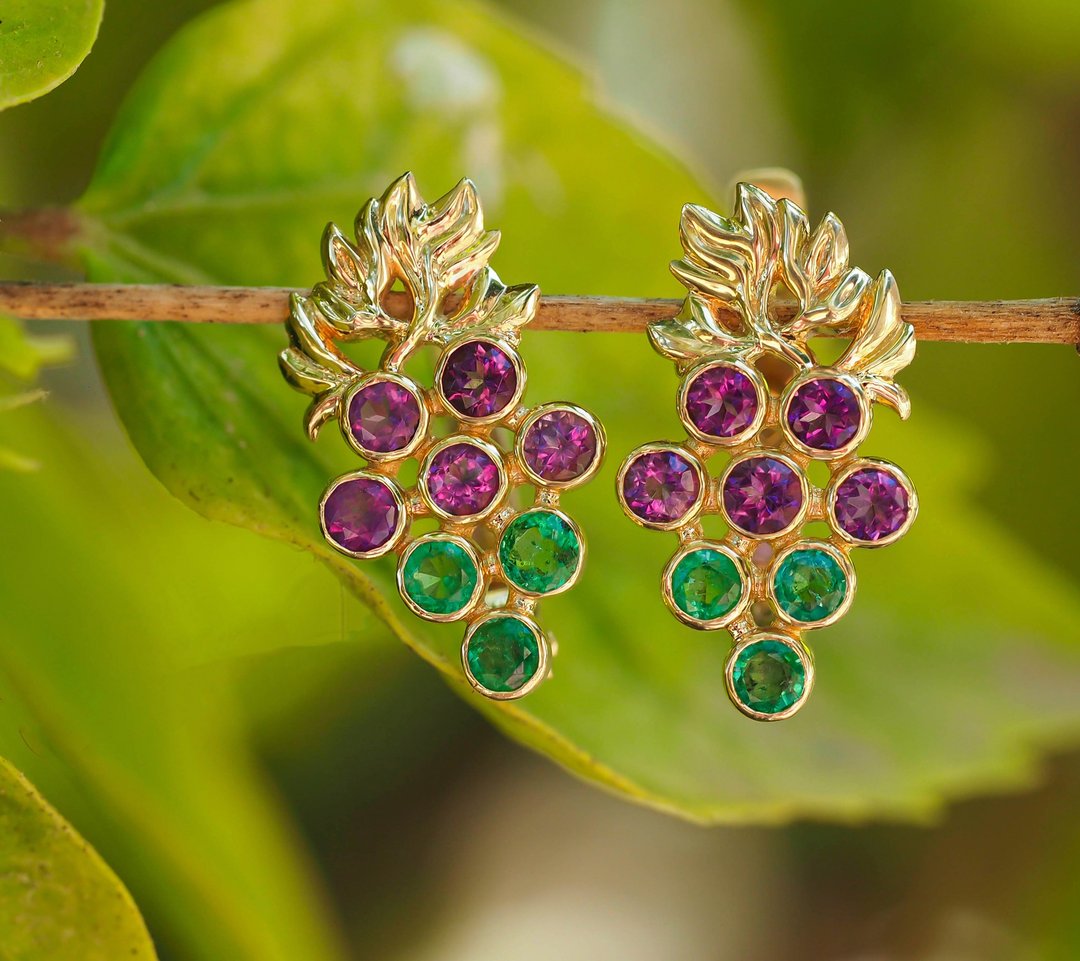 Gold earrings with emeralds and amethysts. Grape design earrings. - 耳环/耳夹 - 贵金属 橘色