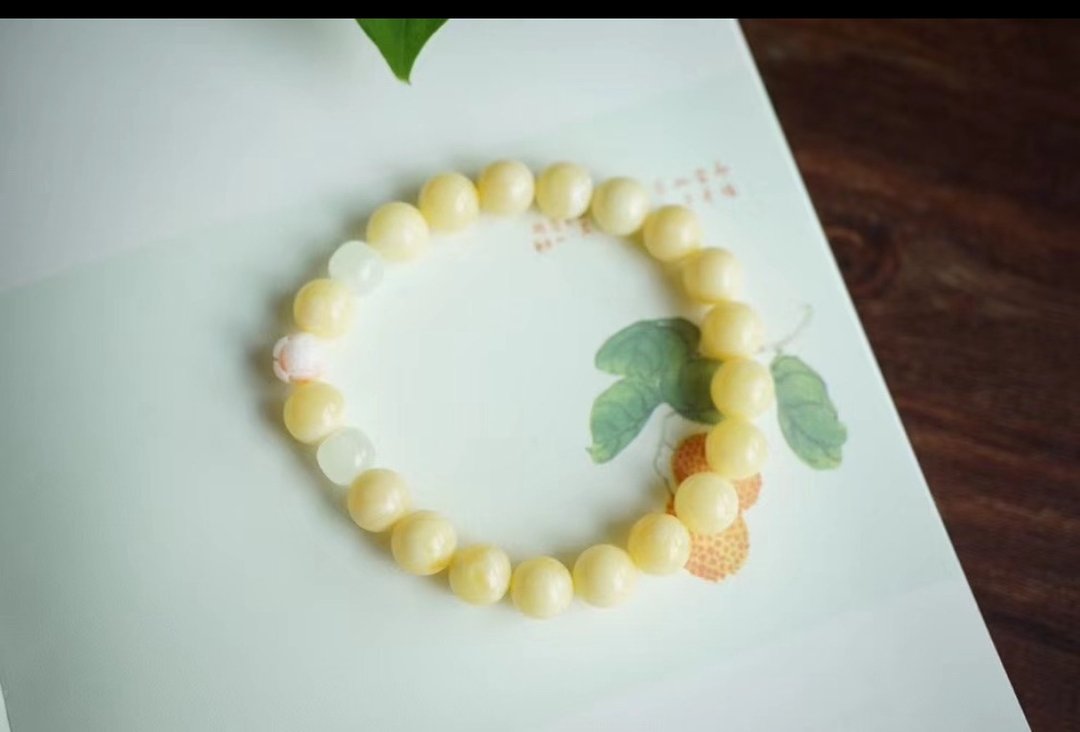 天然白花蜜蜡 momo珊瑚莲花和田白玉设计单圈手串s - 手链/手环 - 半宝石 黄色