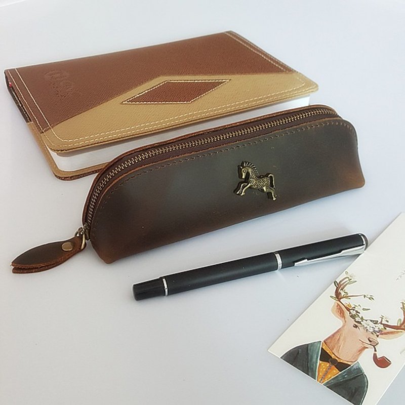 （上新首件5折）可刻字 笔袋 笔盒 收纳包 手拿包  真牛皮 疯马皮 复古作旧 小马 生日 礼物 - 铅笔盒/笔袋 - 真皮 咖啡色