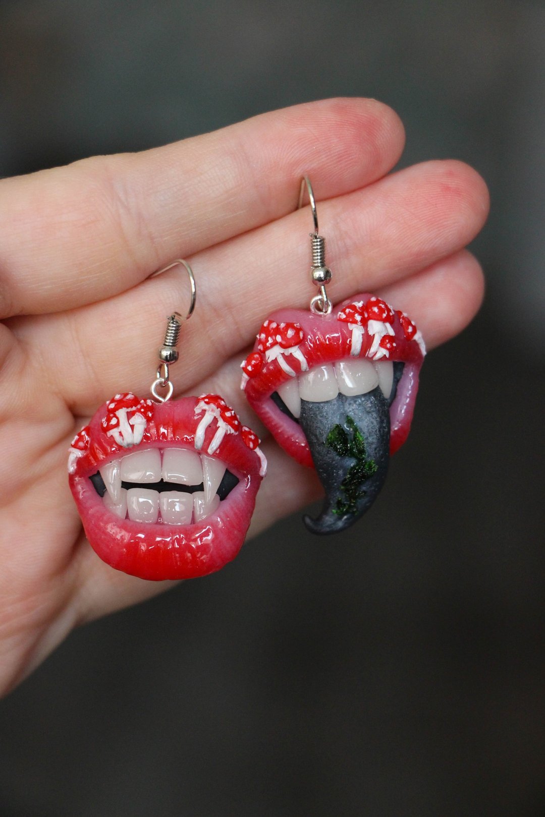 Red lip earrings with fly agaric - 耳环/耳夹 - 粘土 红色