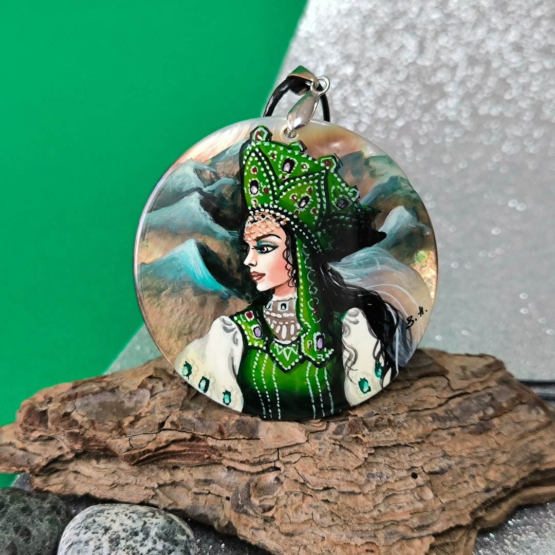 铜山女主人画在优雅的珍珠吊饰上。俄罗斯小可爱 - 项链 - 贝壳 绿色