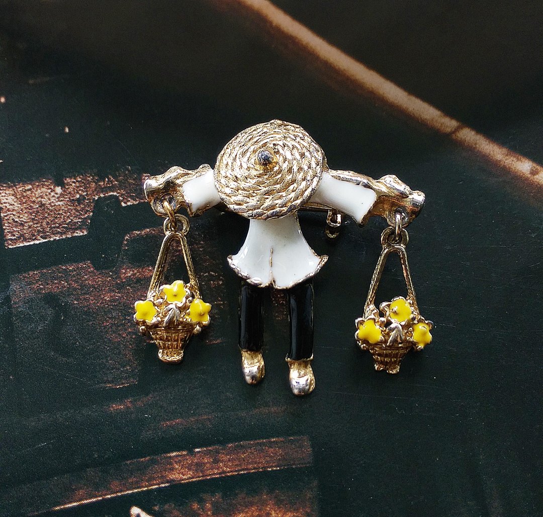 Vintage Jewelry 西洋古董饰品 东方 花贩 小巧 别针 - 徽章/别针 - 其他金属 金色