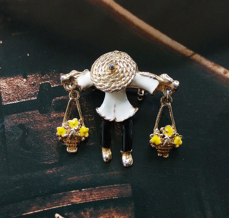 Vintage Jewelry 西洋古董饰品 东方 花贩 小巧 别针 - 徽章/别针 - 其他金属 金色
