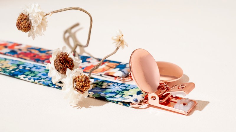 Handmade by Mina 【英式奶嘴链】盛夏红 / 寂静蓝 现货共两色 - 奶瓶/奶嘴 - 棉．麻 多色