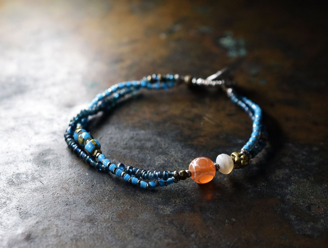 Double bracelet of etched carnelian and ancient agate, blue white hearts, and Indigo blue beads - 手链/手环 - 玻璃 蓝色