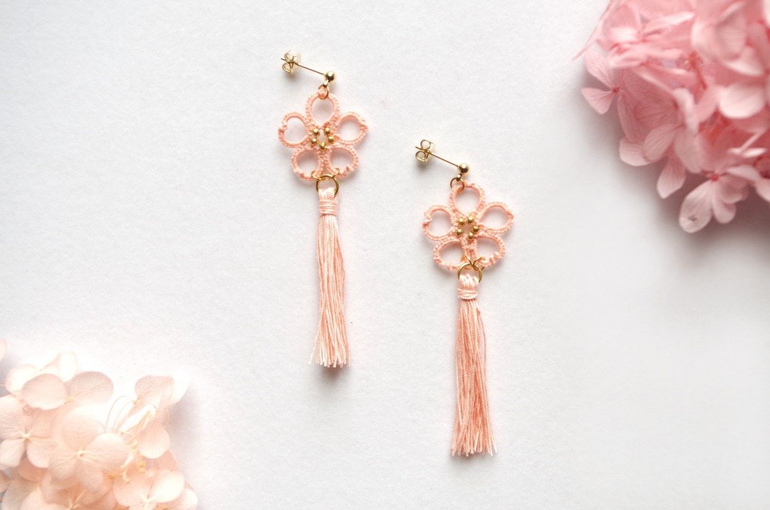 Tatting lace cherry blossom and tassel earrings - 耳环/耳夹 - 棉．麻 粉红色