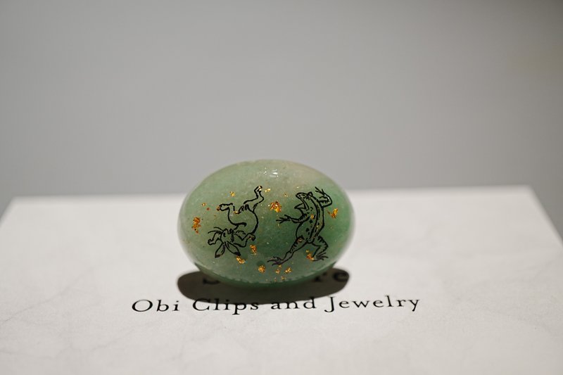 以天然石绿色东菱石打造的鸟兽人物戏画与金箔腰饰 发束夹 胸针 - 其他 - 宝石 绿色