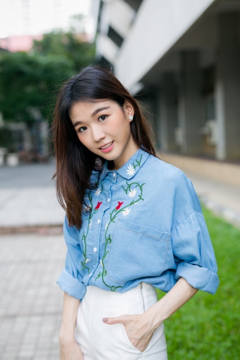 Floral-embroidery denim oversized shirt - 女装衬衫 - 其他材质 蓝色