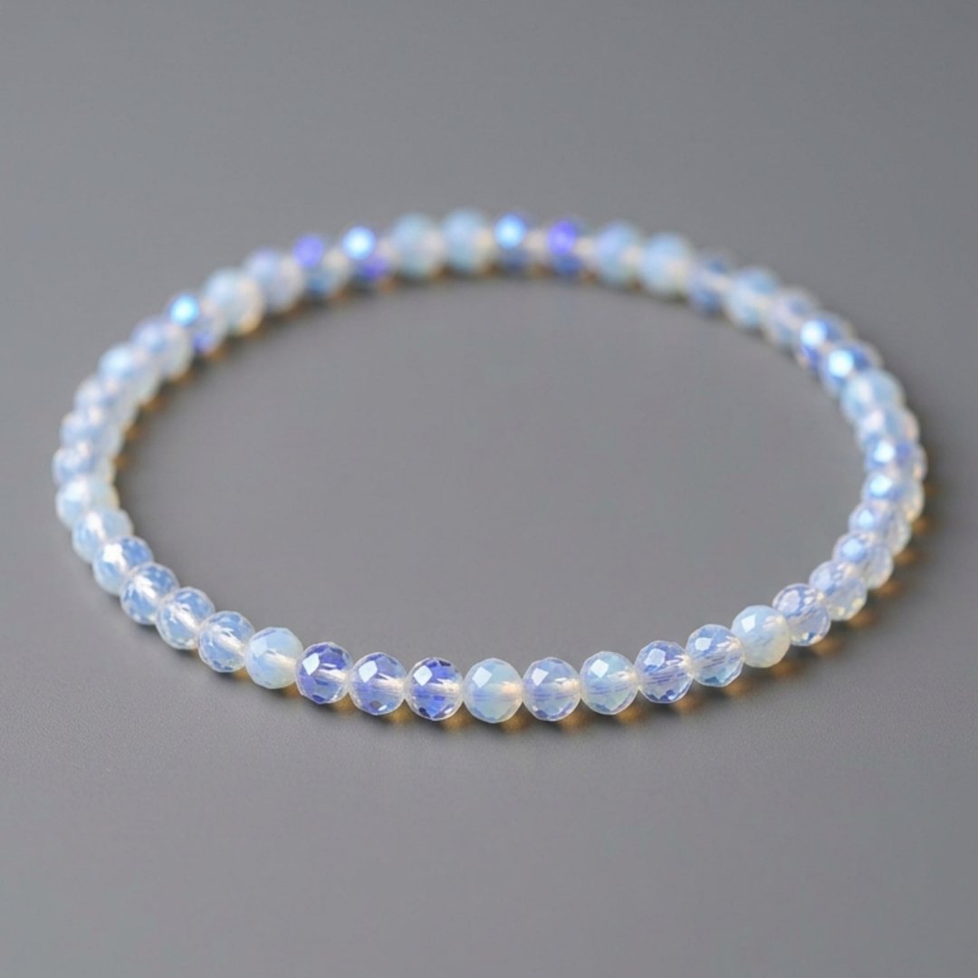 精致 3mm 蛋白石珠串手链，具备弹性月光石效果的极简珠宝 - 手链/手环 - 玻璃 蓝色